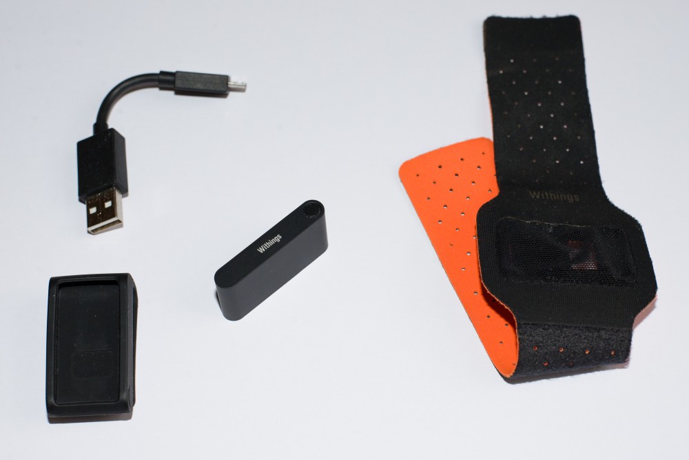 Contenu de la boîte : un clip, un câble chargeur USB, un bracelet nuit et le Withings Pulse