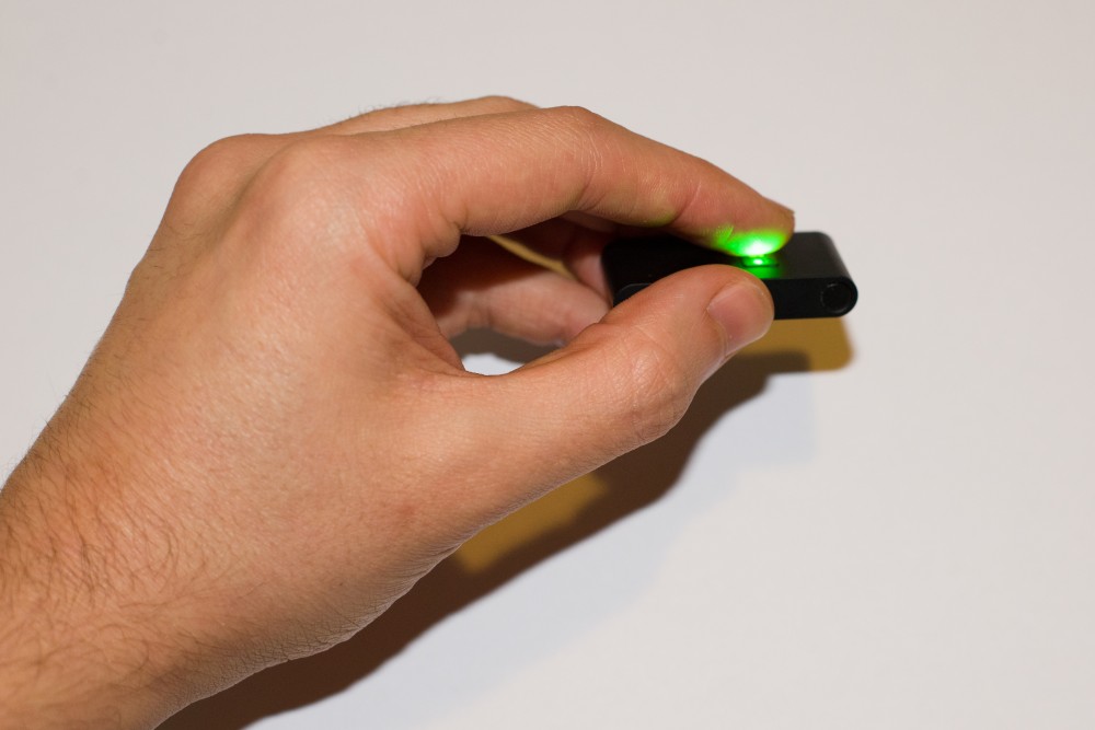 Le capteur optoéléctrique utilise des diodes rouges et vertes pour mesurer le pouls