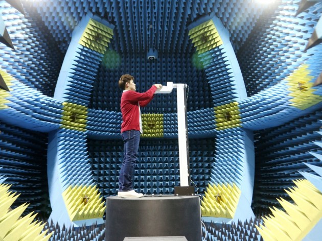 samsung-uses-this-room-to-test-the-radios-inside-its-phones-the-foam-material-absorbs-the-waves-and-mimics-a-wide-open-environment-without-walls