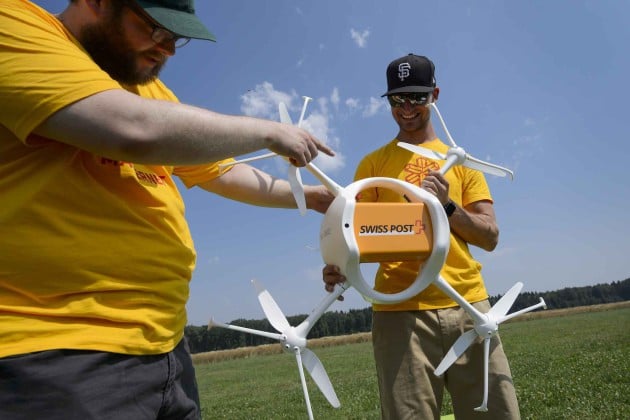 2048x1536-fit_employees-of-the-us-drone-compagny-matternet-shows-a-drone-carrying-a-mail-box-of-swiss-post-on-july