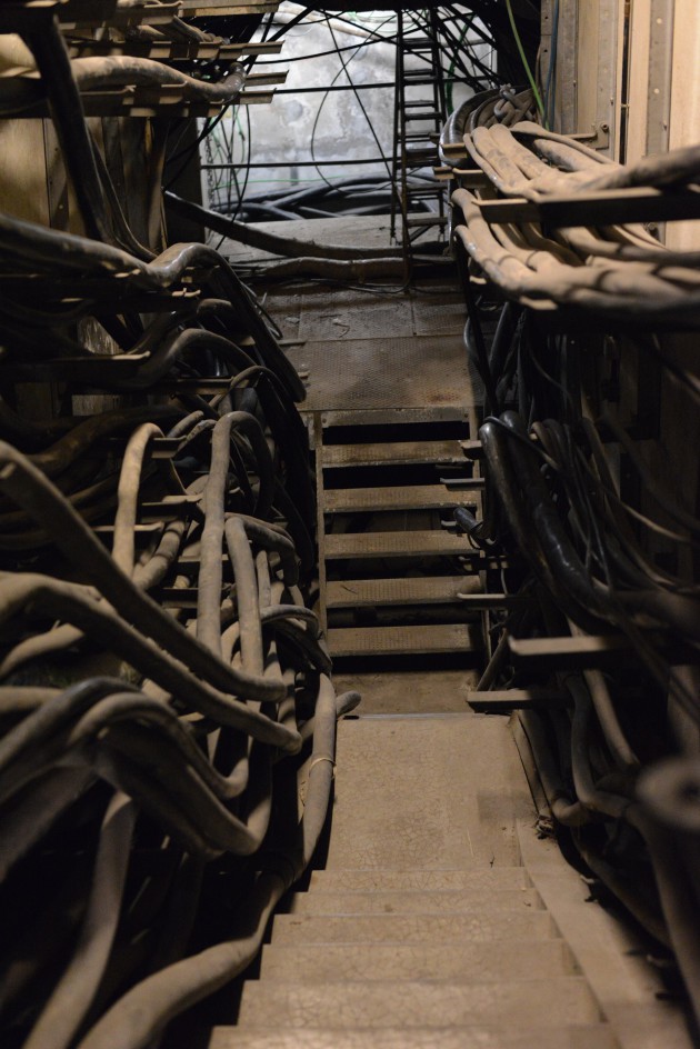 Dans les sous-sols des NRA, des centaines de câbles de la taille d'un bras...
