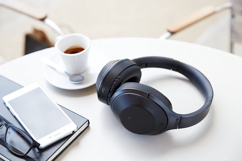 sony-mdr-1000xb-lifestyle