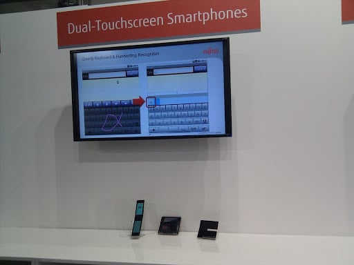 FUJITSU expose ses prototypes à double écran et ses smartphones étanches au MWC