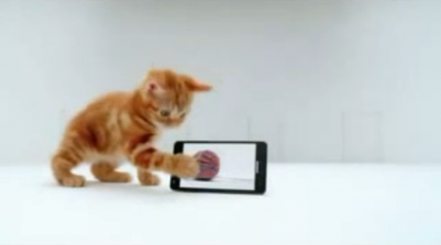 Deux nouvelles publicités pour le Samsung Galaxy S II avec un chat et homme habile avec ses doigts