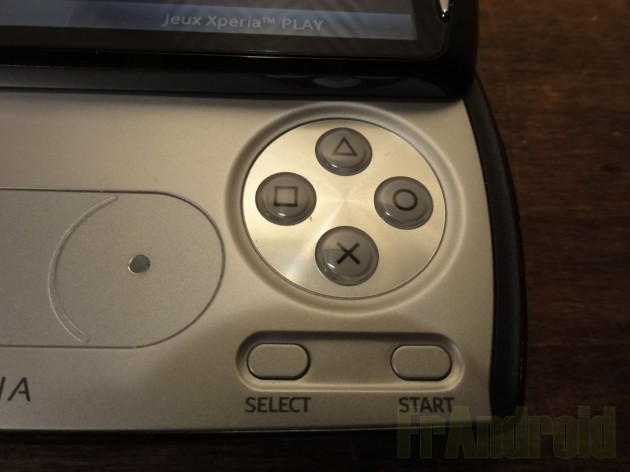 android-sony-ericsson-xperia-play-pad-droit