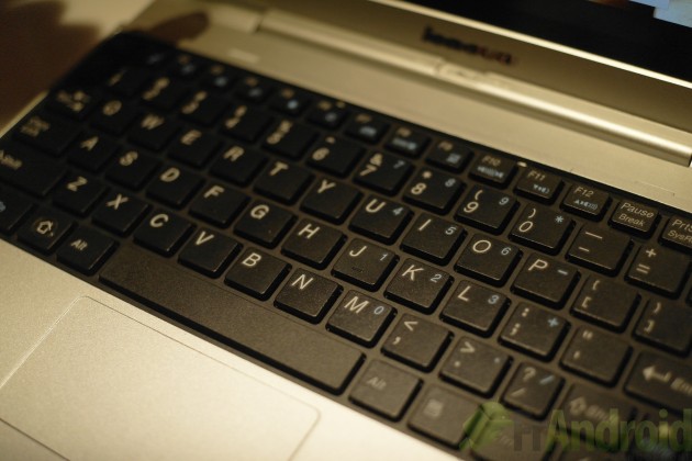 CES 2012 : Prise en main de la Lenovo IdeaPad S2 Hybrid Tablet, une Transformer Prime-like
