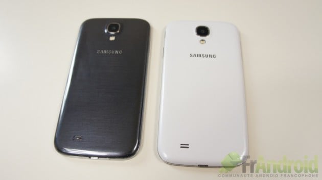 Dos des Galaxy S4 en bleu et blanc