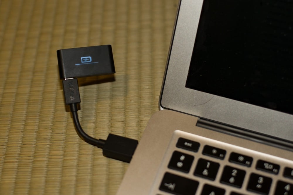 Le Withings Pulse se recharge en utilisant le câble USB fourni. 