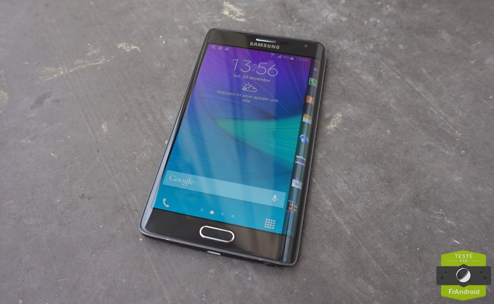 Un nouveau brevet de Samsung a été publié par le registre américain des brevets. On y voit un nouveau concept de smartphone dont l’écran s’envelopperait autour du châssis.