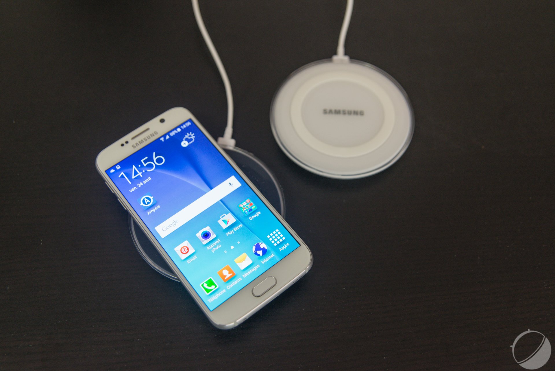 Samsung Galaxy S6 : charge filaire vs induction, le match