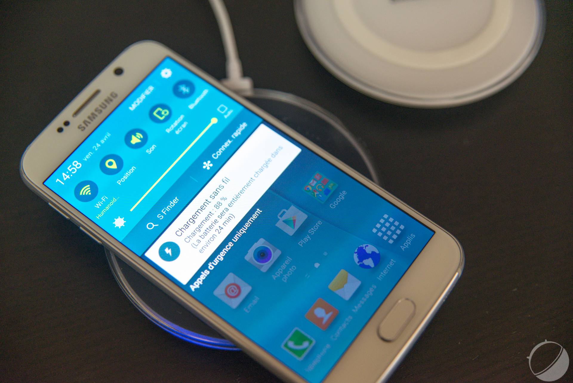 Samsung Galaxy S6 : charge filaire vs induction, le match