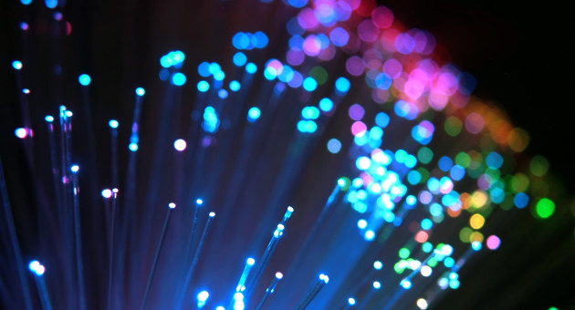 La fibre optique s&rsquo;est imposée sur plus de la moitié des abonnements très haut débit en France