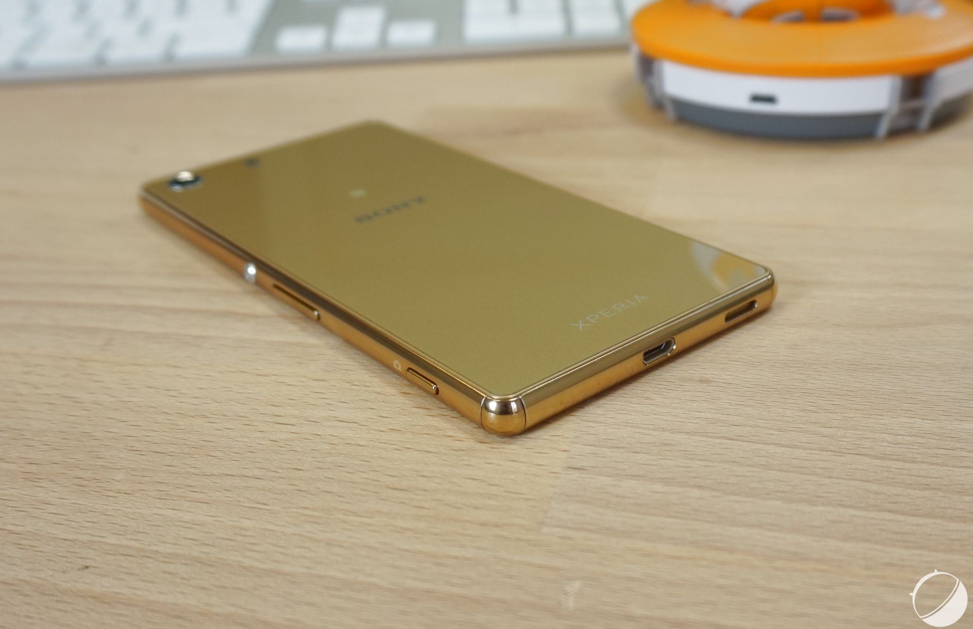 Xperia m5. Xperia m5 Dual лоток SD. Сони Xperia m5 сброс. Телефон сони золотой корпус. Сони Зет 5 фото золотой.