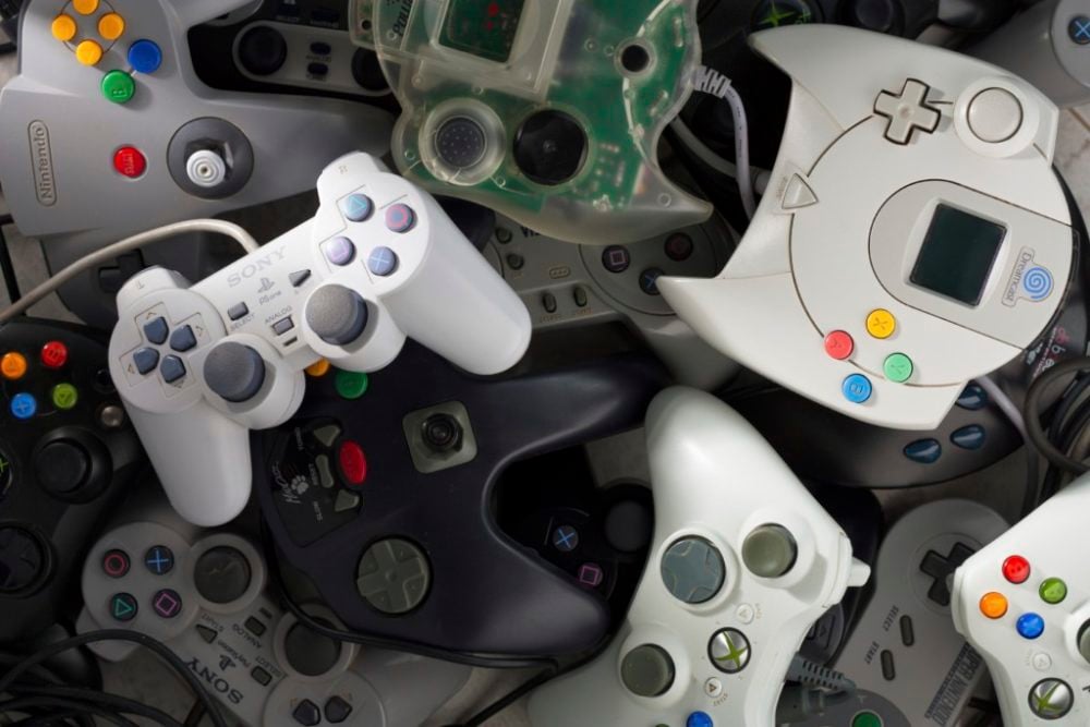 Scattered Videogames Gamepads of Many Brands