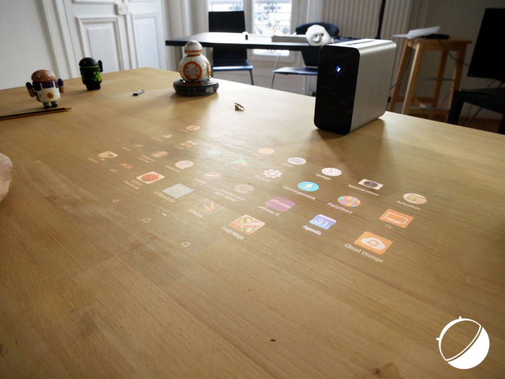 sony-xperia-touch-sur-table