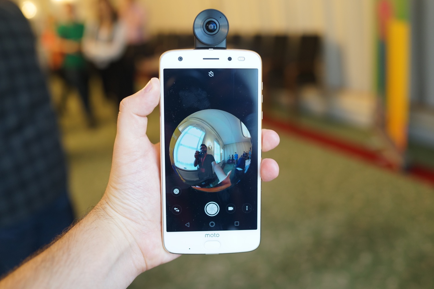 Motorola Moto Mod 360 : une caméra sphérique qui filme à 360 degrés