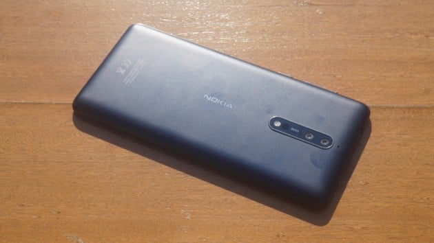 Le design du Nokia 8 est réussi, mais n’est pas waterproof