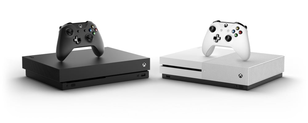 La Xbox One X à gauche, la Xbox One S à droite