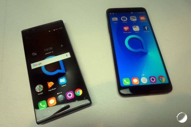 À gauche, un smartphone de la famille Alcatel 5 avec double capteur photo avant, à droite, de la série Alcatel 3 avec double capteur photo arrière.