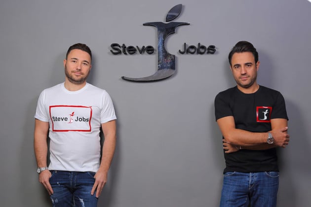 Les frères Barbato devant le logo de Steve Jobs