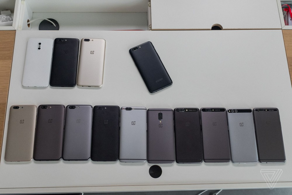 Photo de famille des prototypes du OnePlus 5. Crédit : TheVerge