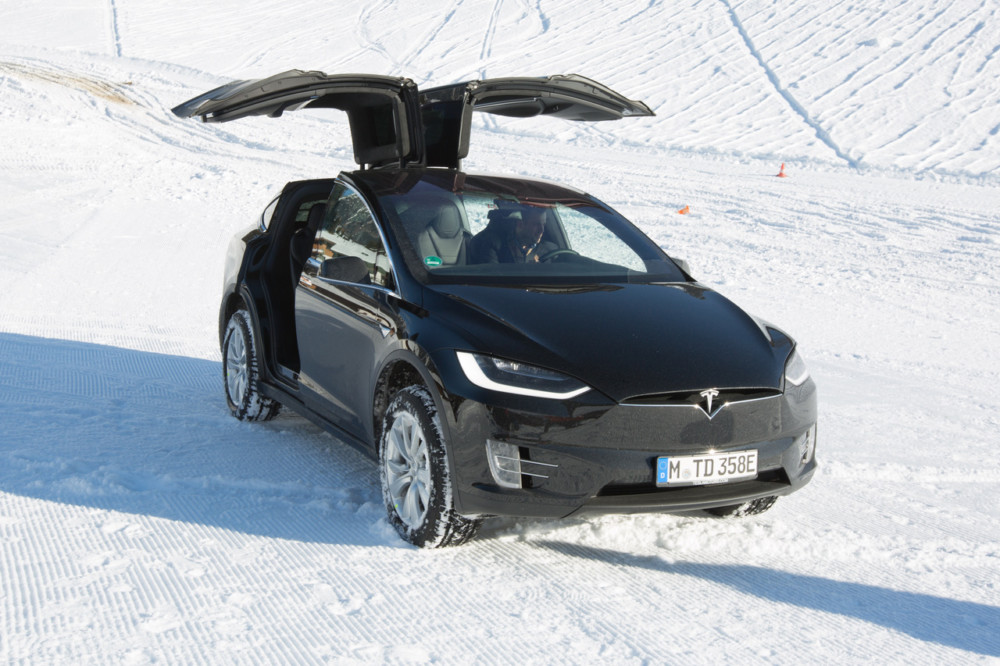 Tesla Model X : un OVNI sur la neige