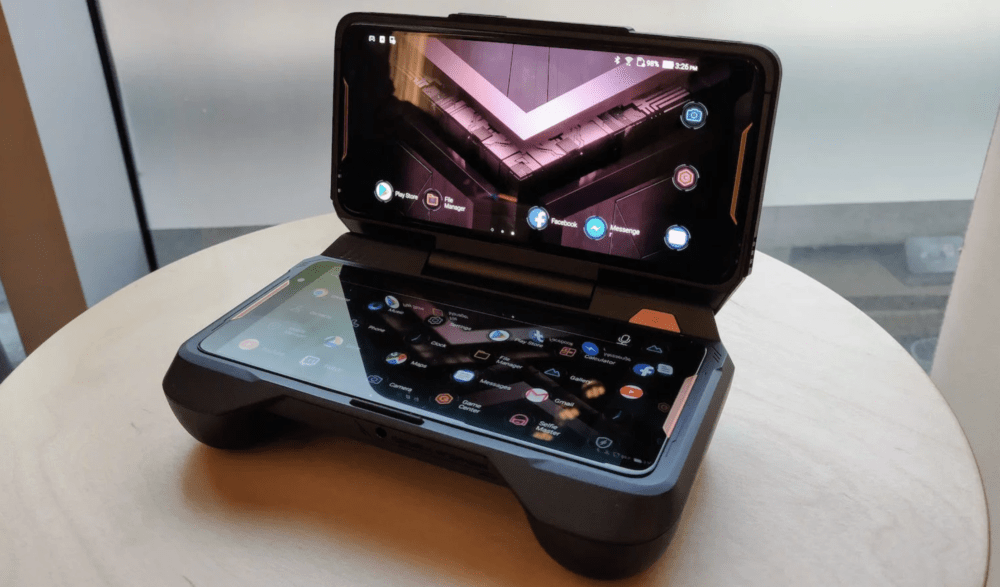 L’Asus ROG Phone dans son socle qui refroidit le smartphone et offre un second affichage