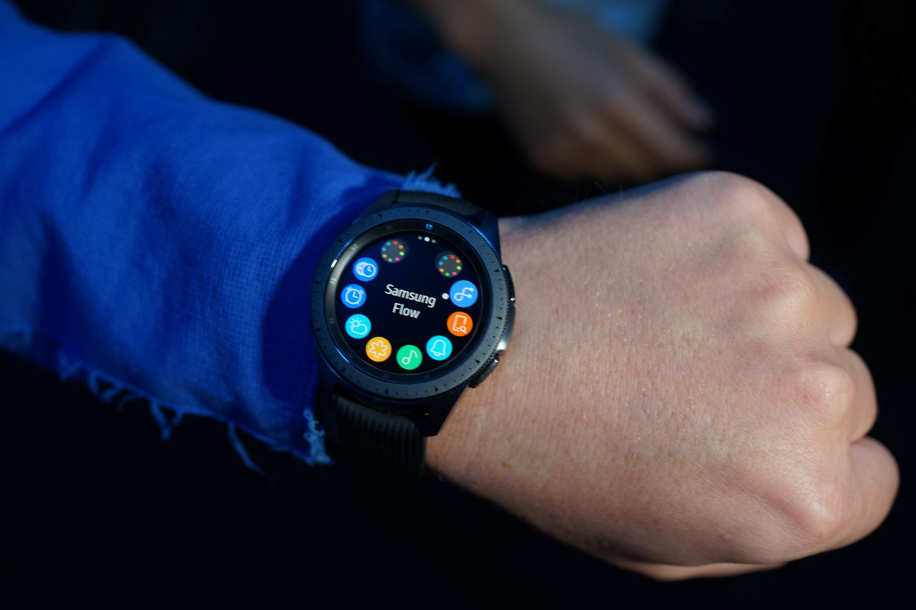 Samsung watch мир. Часы галакси вотч 5. Смарт-часы Samsung Galaxy watch 5 44mm Sapphire. Galaxy watch с круглыми кнопками. Самсунг вотч с темой пип бой.