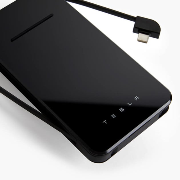 Tesla lance une batterie externe à induction pour recharger facilement votre smartphone