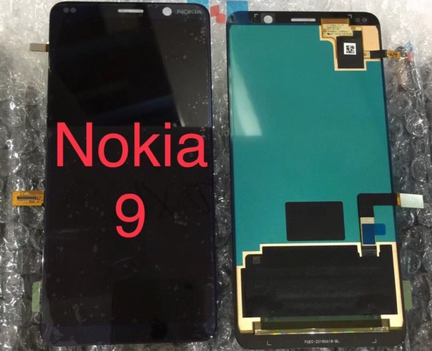 Le grand écran du Nokia 9 apparaît en photo sur une chaîne d&rsquo;assemblage