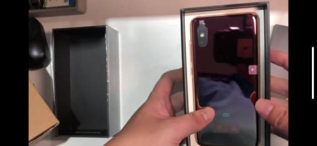 Xiaomi Mi 8 Screen Fingerprint : un déballage de la (très belle) édition montre une partie de sa fiche technique
