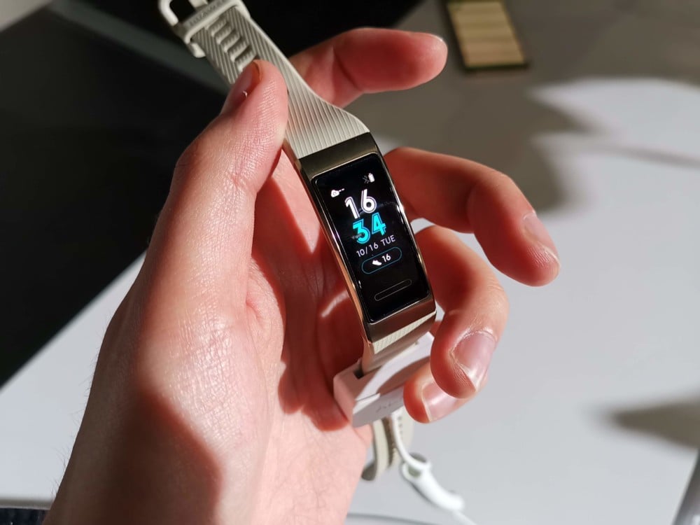 Huawei Band 3 Pro : le bracelet avec GPS et lecture du rythme cardiaque est officiel