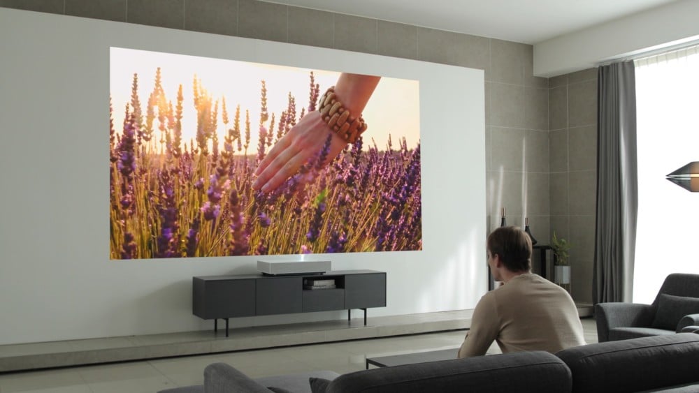 LG présente un vidéoprojecteur ultra courte portée capable d&rsquo;afficher une image de 120 pouces en 4K