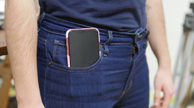 Un iPhone XR dépassant de la poche d'un jean Levi's