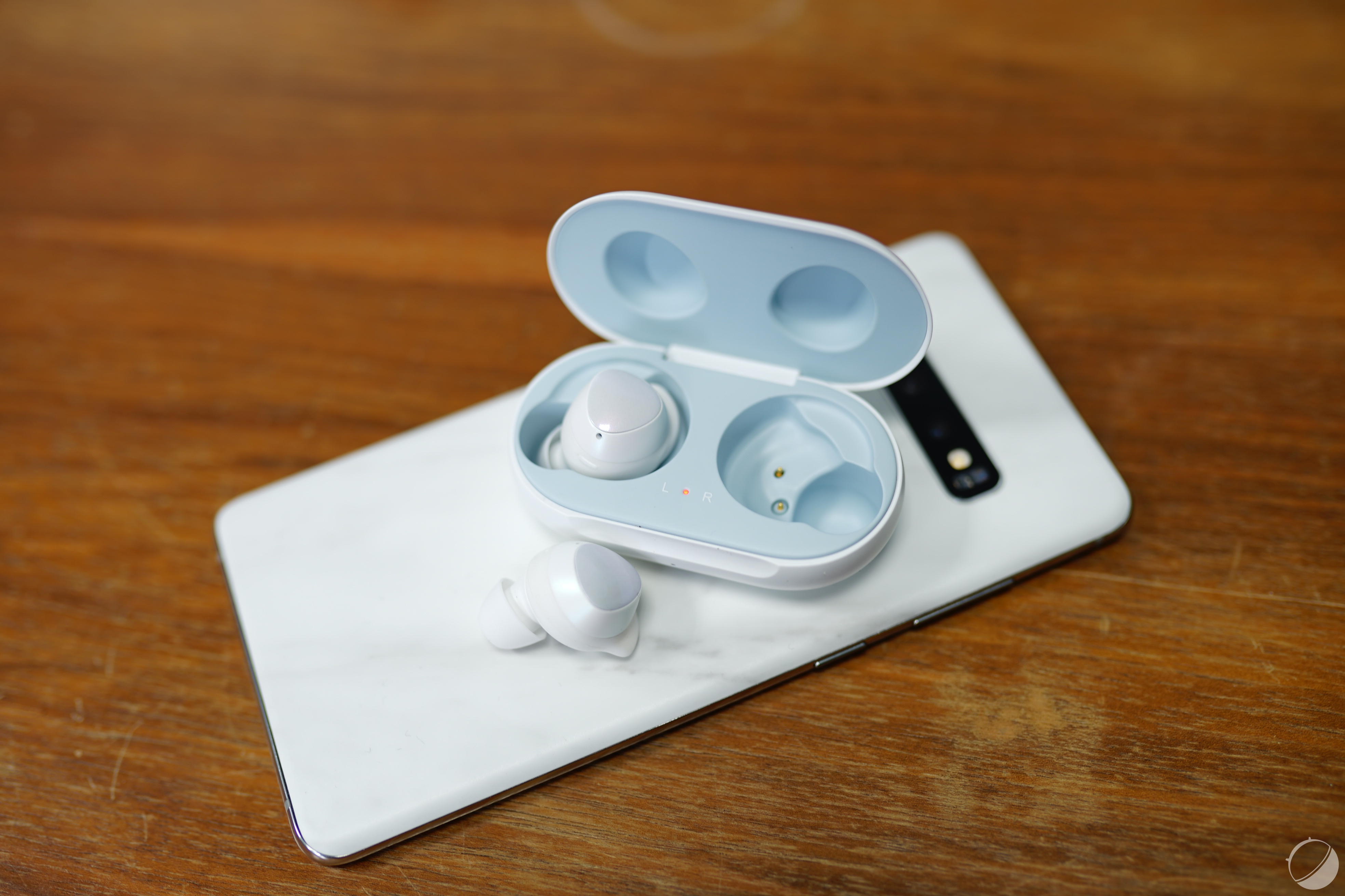 Les Galaxy Buds Live de Samsung face aux AirPods Pro d'Apple: quels  écouteurs sans-fil vous offrir ? (COMPARATIF) - La DH/Les Sports+
