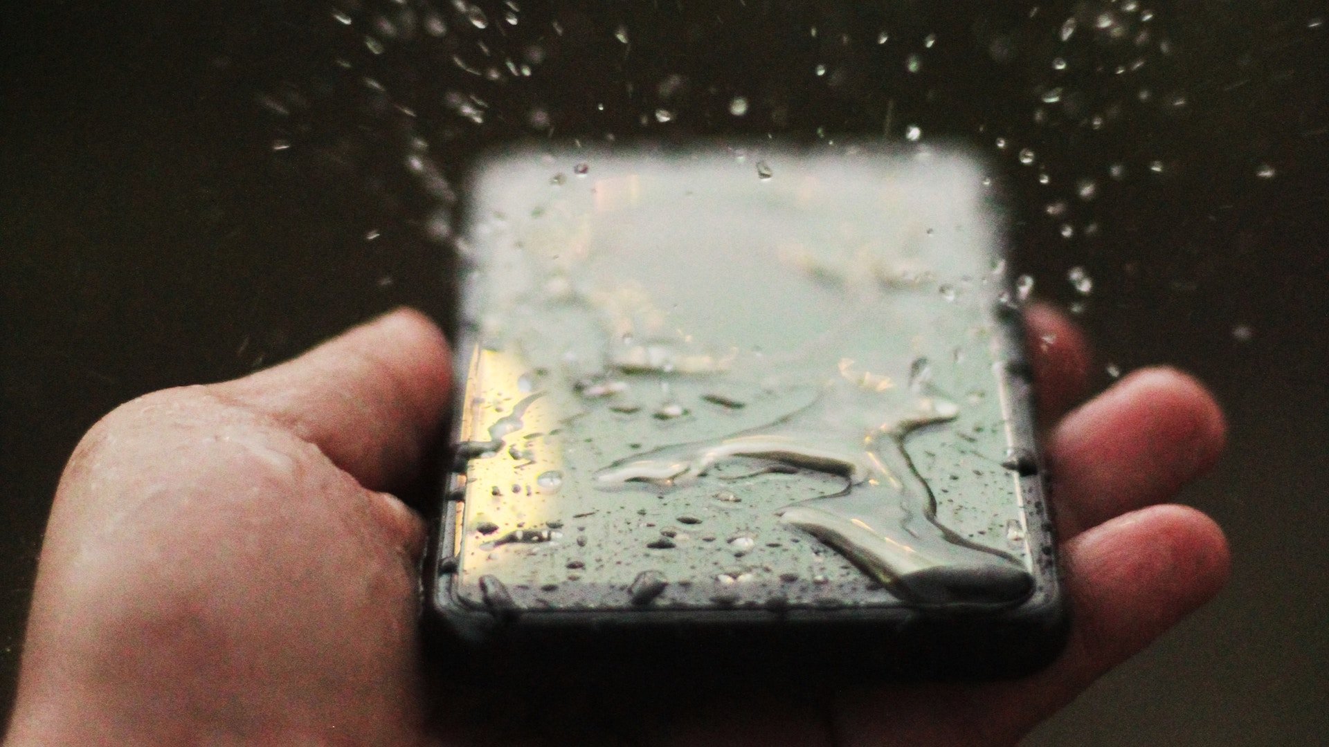 Воды мобильного телефона. Мокрый телефон. Телефон промок. Мокрые руки и телефон. Фото мокрых смартфонов.