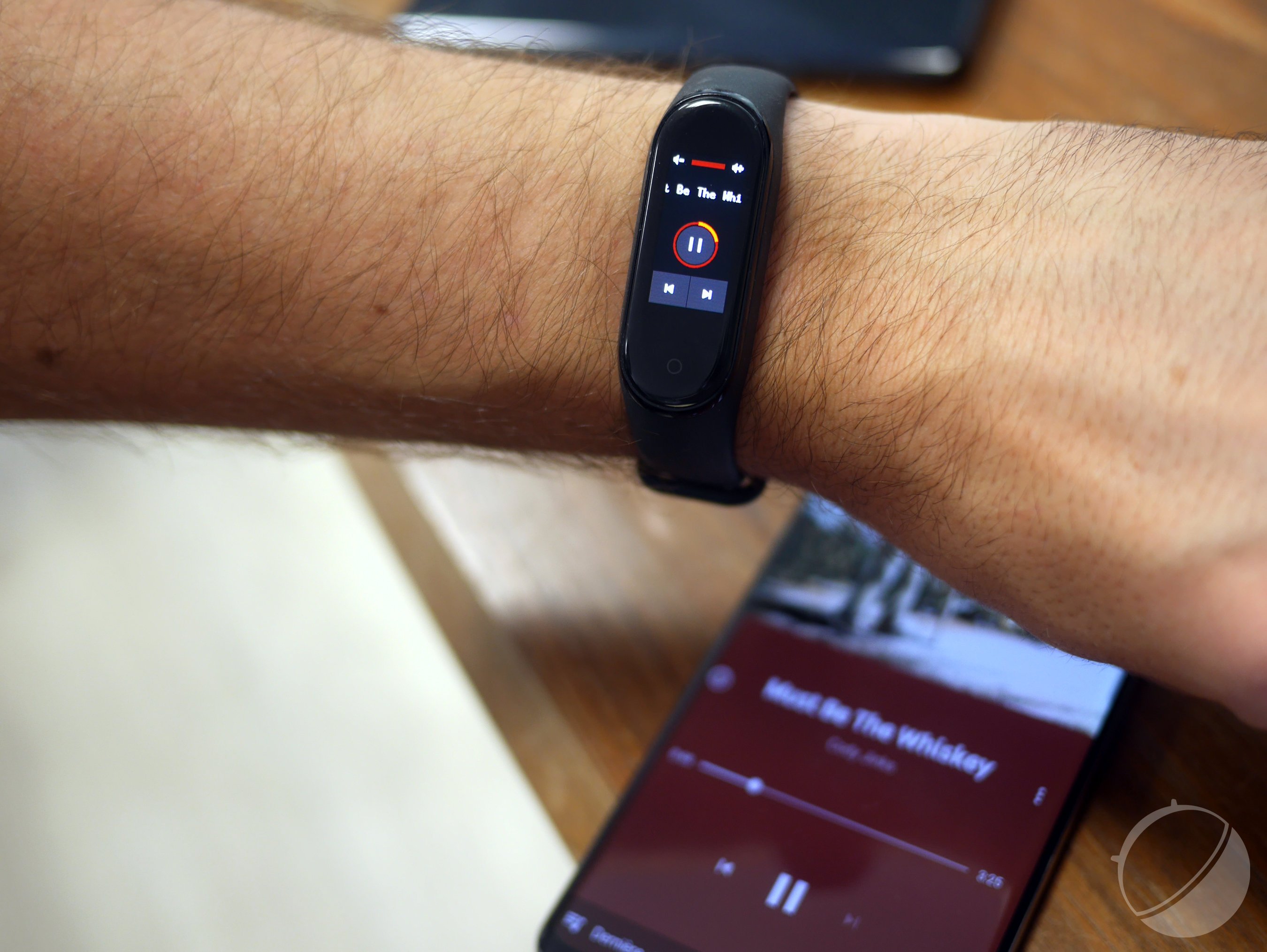 Test Xiaomi Mi Band 4 : le bracelet connecté passe à la couleur - Kulture  ChroniK