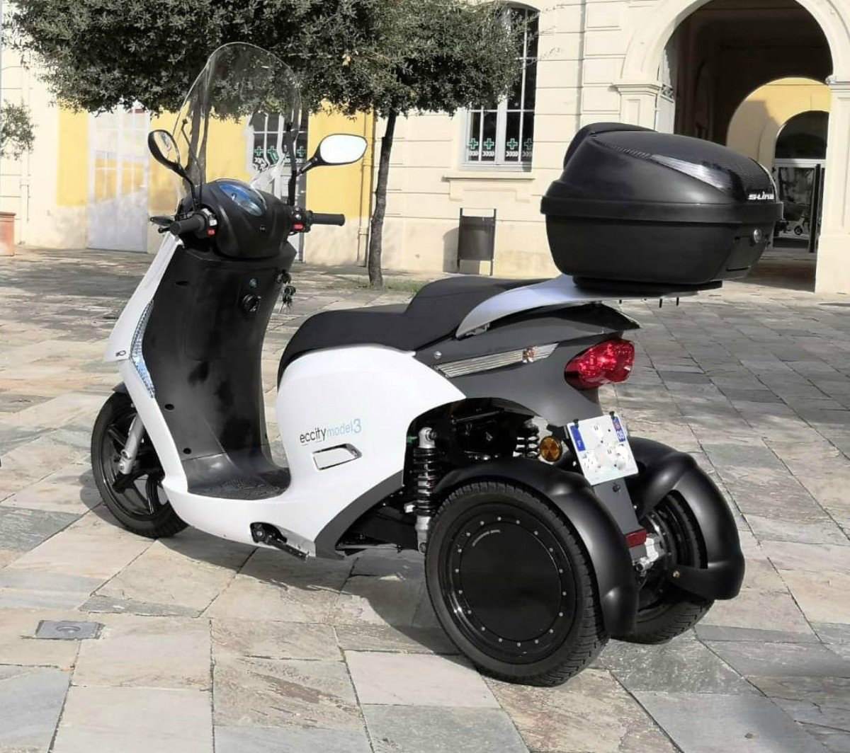 eccity Model3 : un scooter électrique français à trois roues prêt à en découdre