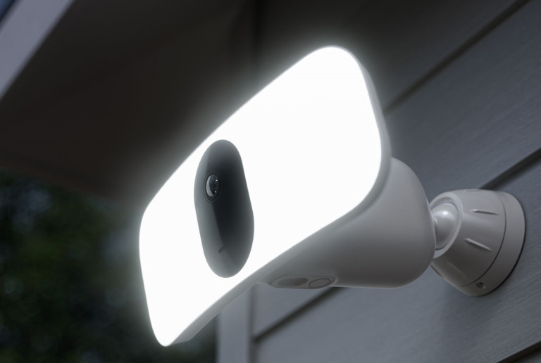 Arlo Pro 3 Floodlight la caméra de surveillance illumine votre entrée au CES 2020