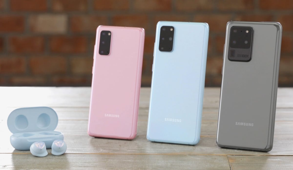 De gauche à droite : les Samsung Galaxy Buds+, le Samsung Galaxy S20 (en rose), le Samsung Galaxy S20+ (en bleu) et le Samsung Galaxy S20 Ultra (dans le nouveau coloris gris).