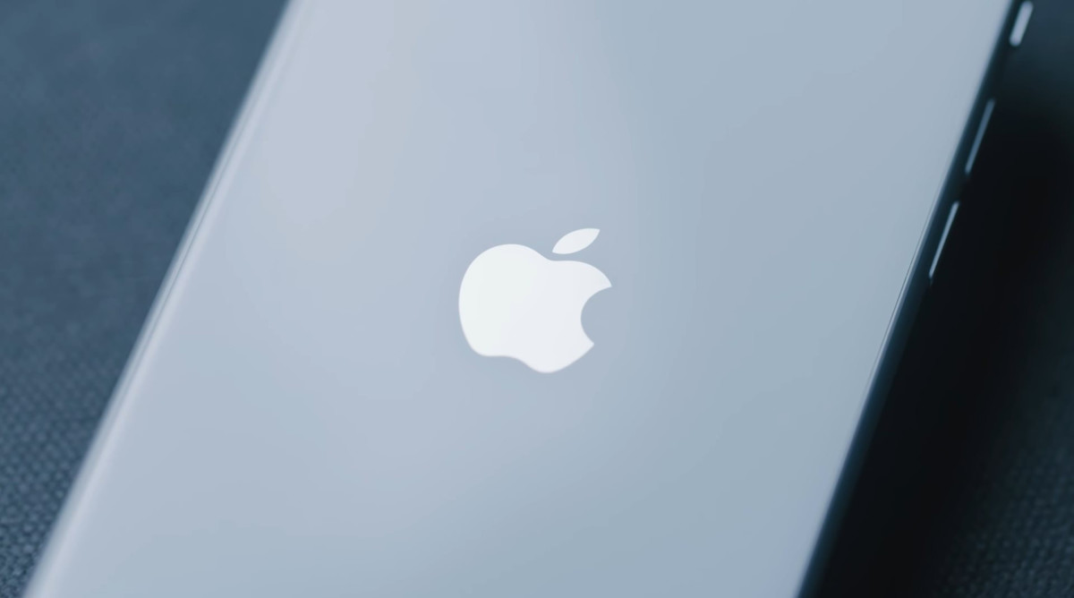 Le logo Apple est centré au dos de l'iPhone SE 2020