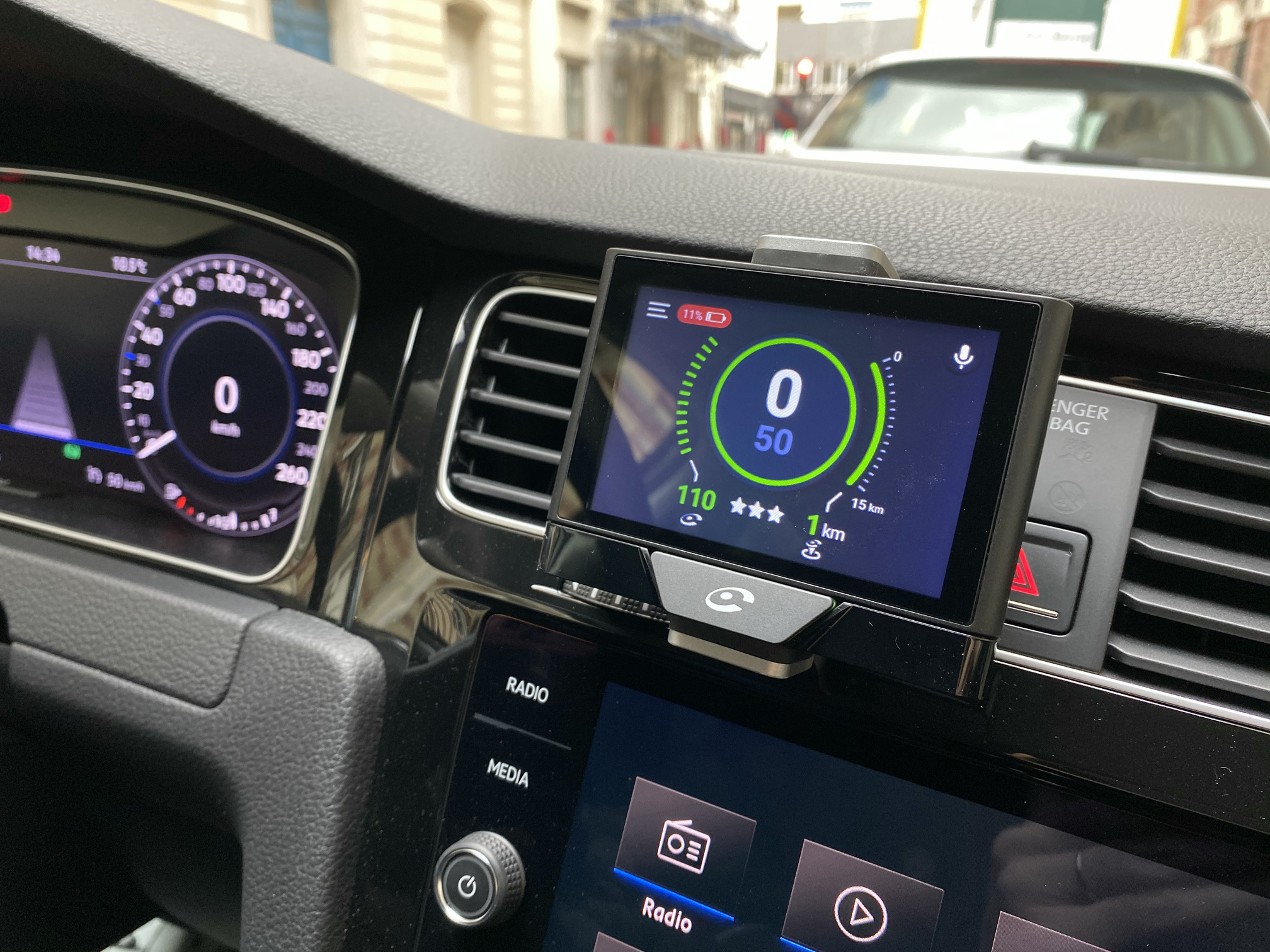 Cet autoradio compatible CarPlay et Android Auto passe à moins de 50 euros  pendant la Black Week Cdiscount - Le Parisien