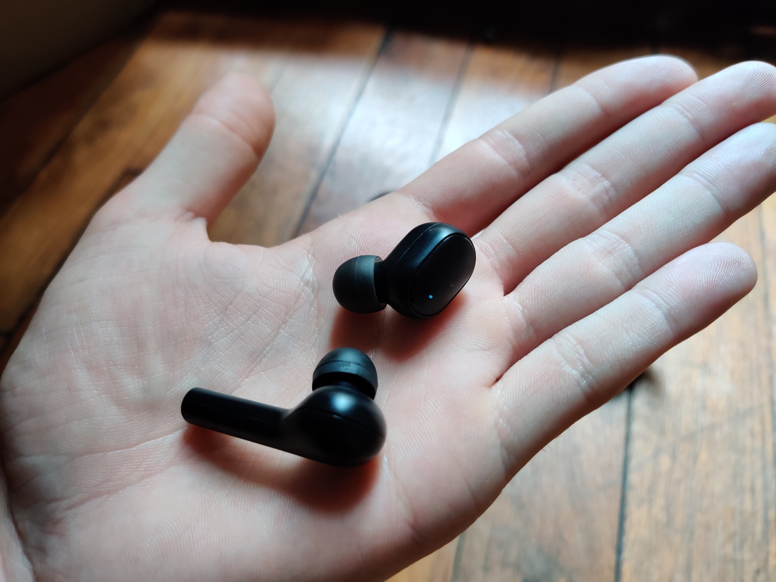 Prise en main des Xiaomi Redmi AirDots, les écouteurs sans fil à petit prix  valent-ils le coup ?