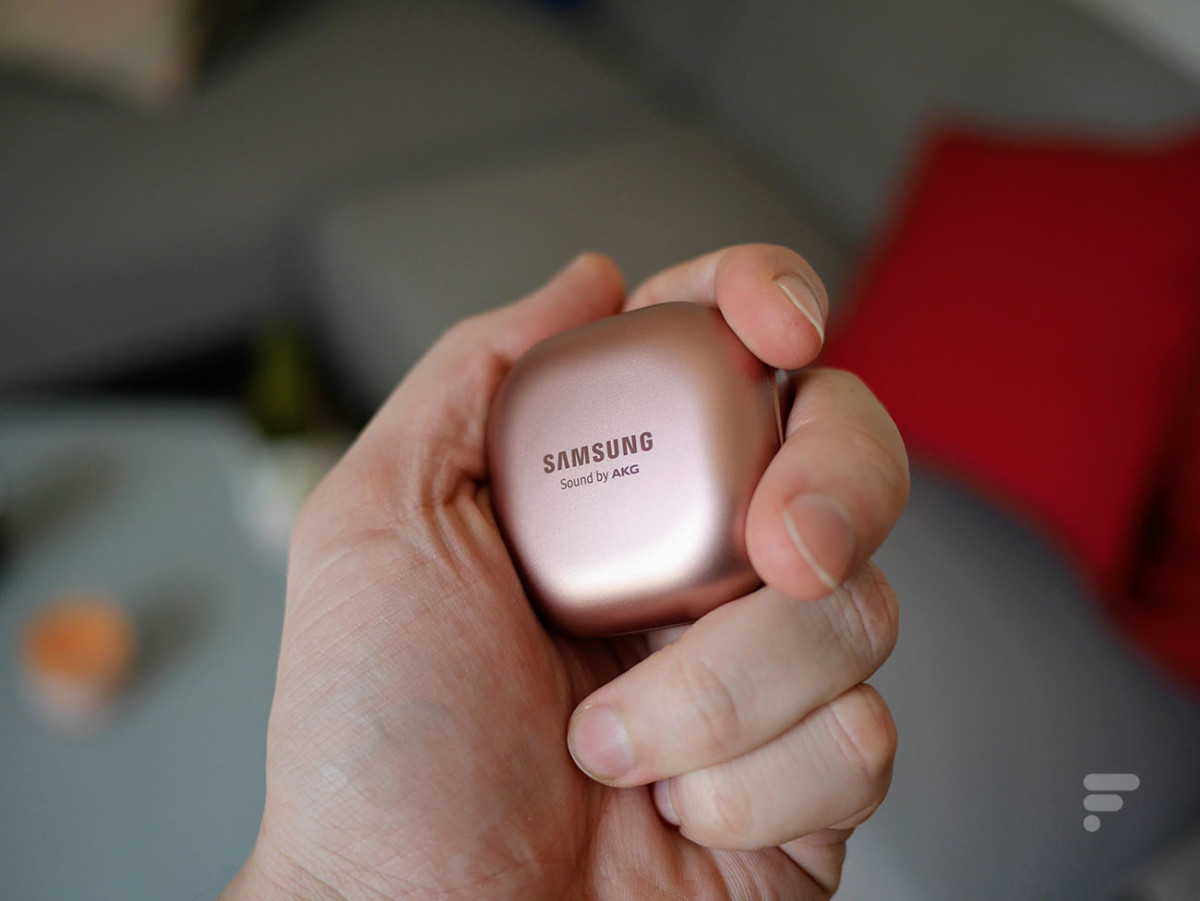 Il suffit d'ouvrir la boîte des Samsung Galaxy Buds Live pour s’appairer aux écouteurs