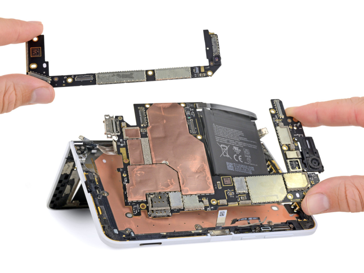 La carte-mère et la batterie du Surface Duo démontées par iFixit