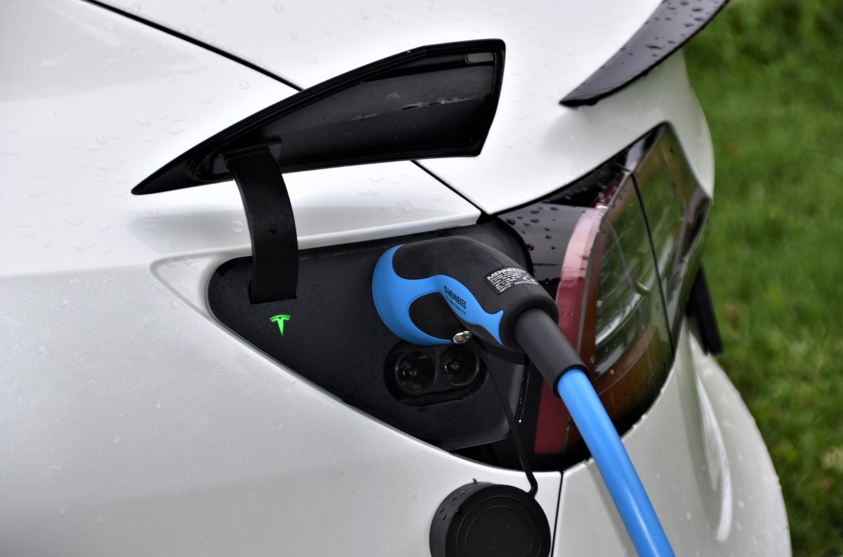 Écoconduite : adoptez ces 10 astuces pour profiter de tous les avantages de  votre voiture électrique - Revolte e-Garages