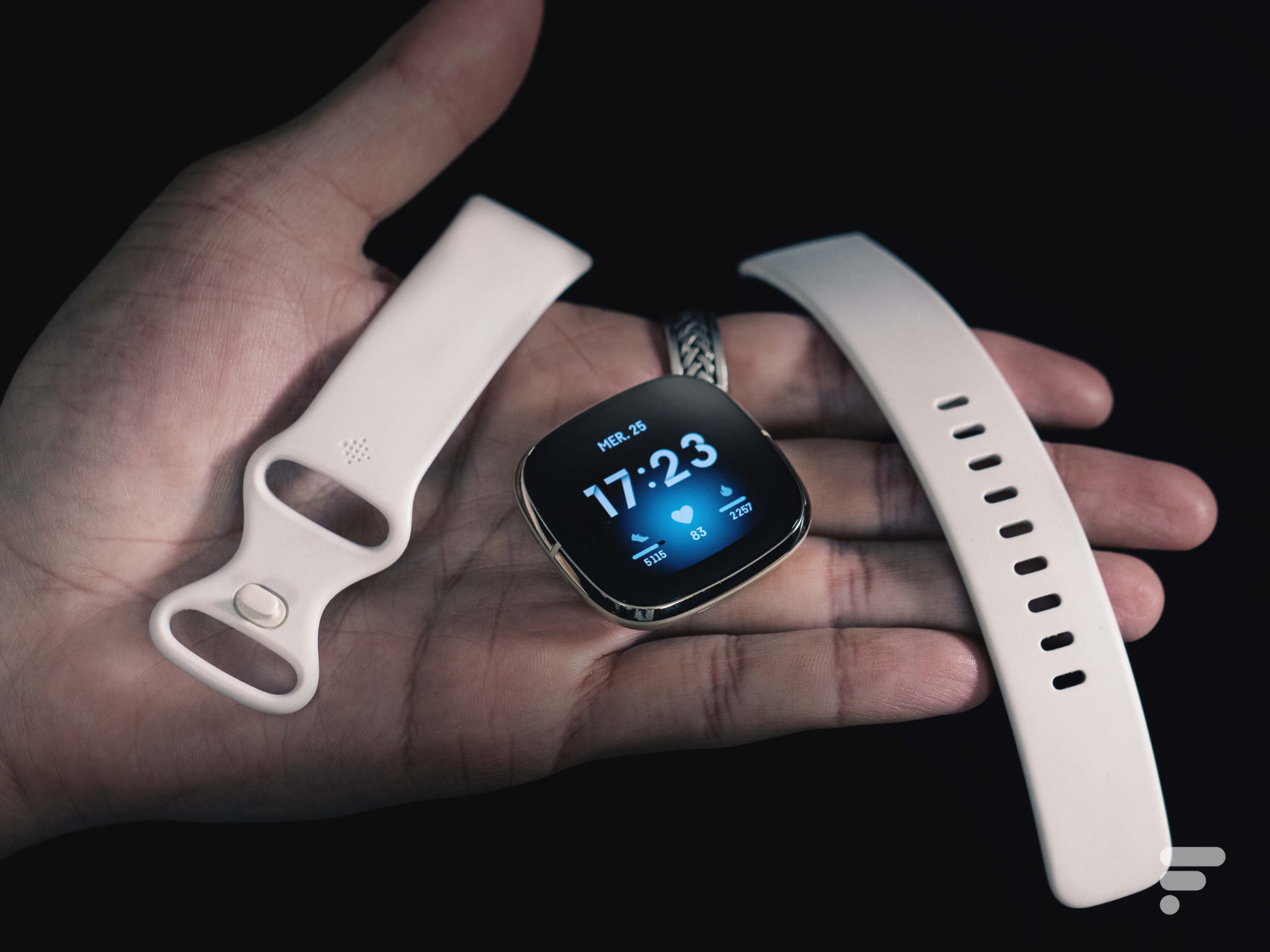 Fitbit Sense, La Montre Connectée Intelligente pour La Santé Via des Outils  pour La Suivi Cardiaque