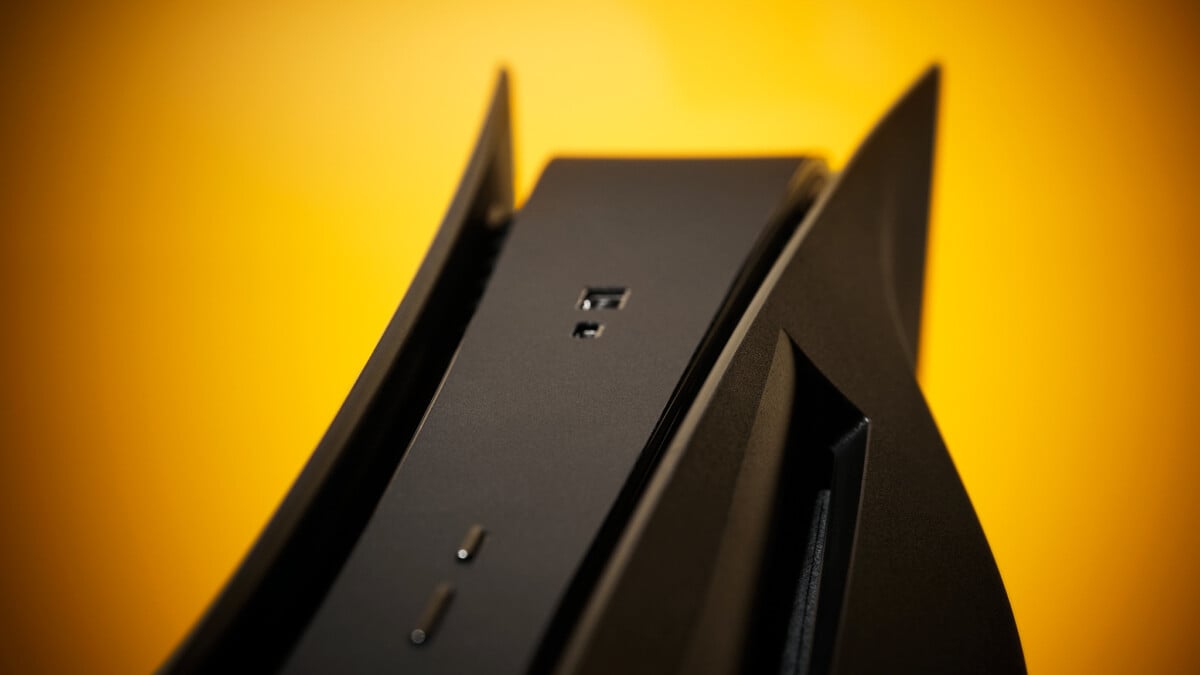 Marka zaprojektowała czarne boczne torby na PS5
