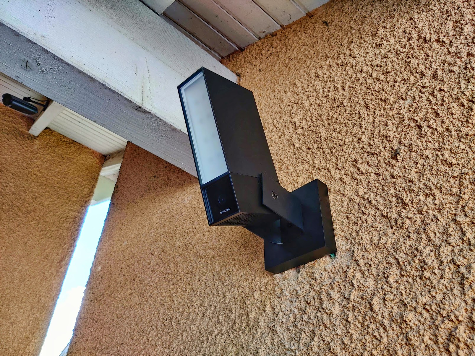 Caméra de surveillance extérieure avec lampe LED connectée