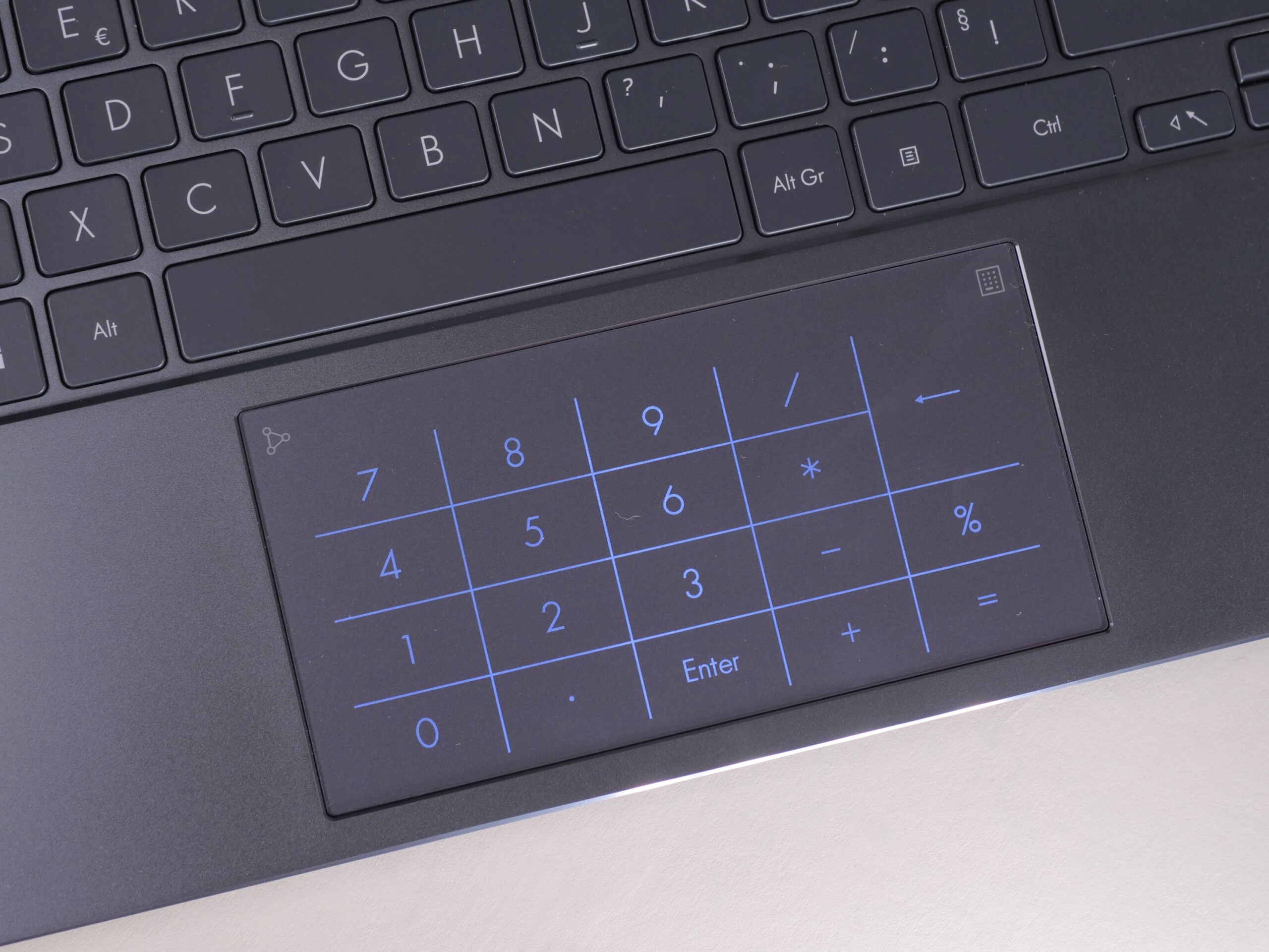 Avec le ZenBook 13 OLED, Asus dégaine le premier PC portable OLED à moins  de 1 000 euros